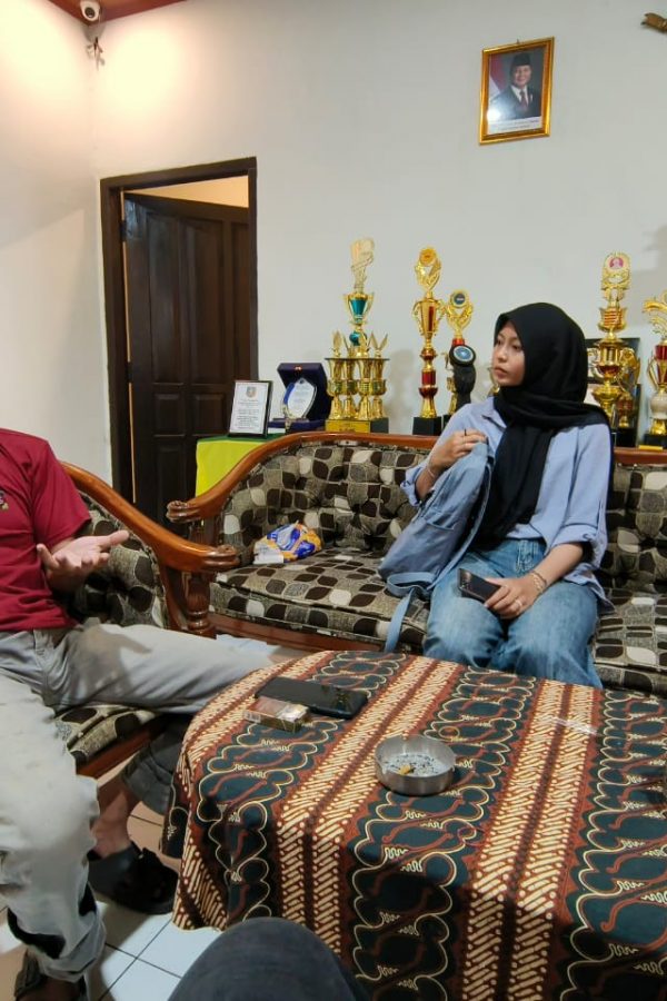 Kegiatan _ Sosialisasi mengenai pendataan warga kepada Pak Budi selaku Sekretaris RW13 Sekeloa (berlokasi di RW13 Sekeloa) (1)