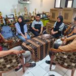 Kegiatan _ Sosialisasi mengenai pendataan warga kepada Pak Budi selaku Sekretaris RW13 Sekeloa (berlokasi di RW13 Sekeloa) Kegiatan _ Sosialisasi mengenai pendataan warga kepada Pak Budi selaku Sekretaris RW13 Sekeloa (berlokasi di RW13 Sekeloa)