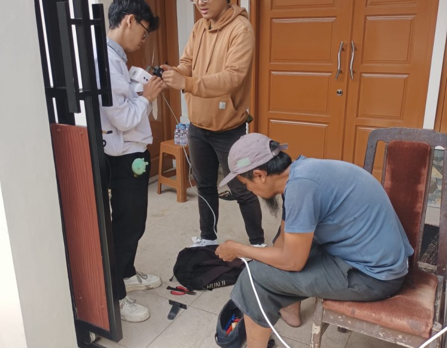 Kegiatan_ Pemasangan kamera ke-4 Mahasiswa Sangga Buana dan Kang Lana (lokasi di RW13 Sekeloa Gg.Gemini (1) Kegiatan_ Pemasangan kamera ke-4 Mahasiswa Sangga Buana dan Kang Lana (lokasi di RW13 Sekeloa Gg.Gemini (1)