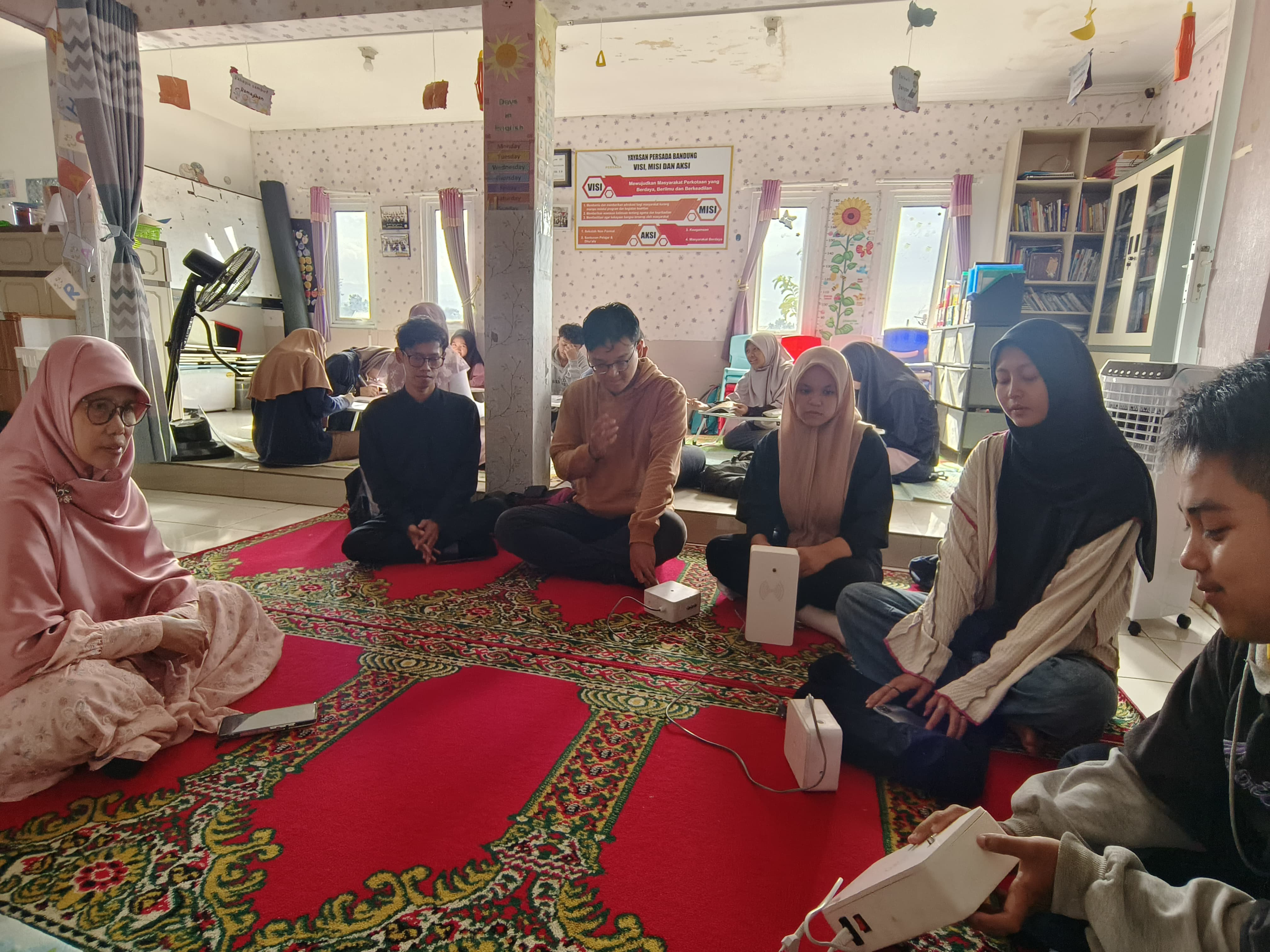 Kegiatan Sosialisasi Mesin Kamera dan Mesin Presensi bersama Ummi Farah serta Mahasiswa USB dan Siswa Al-Falah di PKBM Teras Ilmu