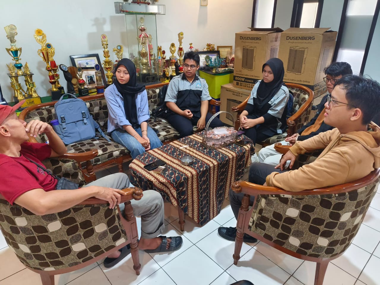 Kegiatan : Sosialisasi mengenai pendataan warga kepada Pak Budi selaku Sekretaris RW13 Sekeloa