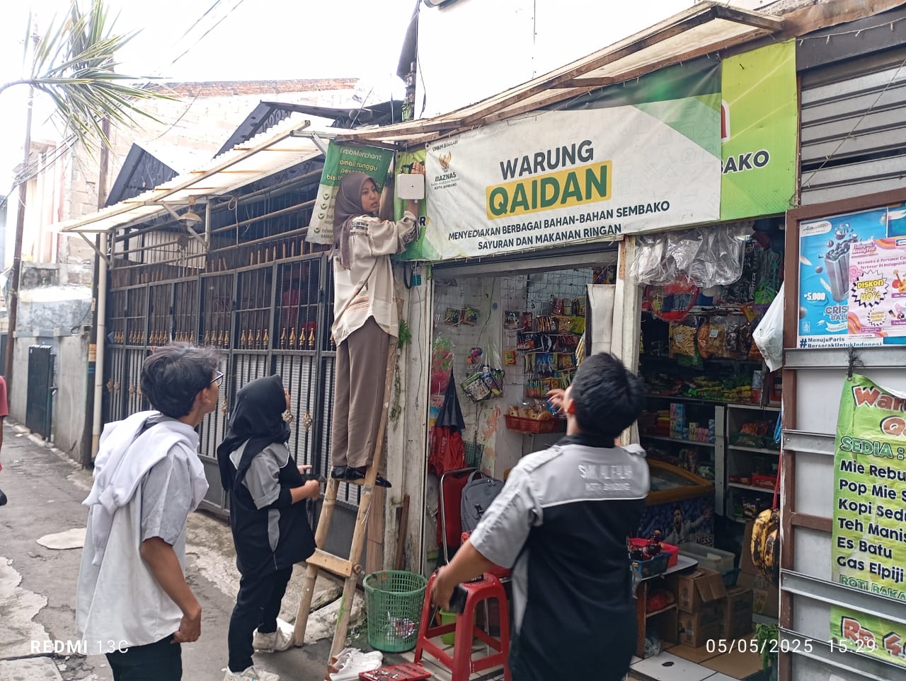 Kegiatan Pemasangan Mesin Kamera didepan warung Bu RT