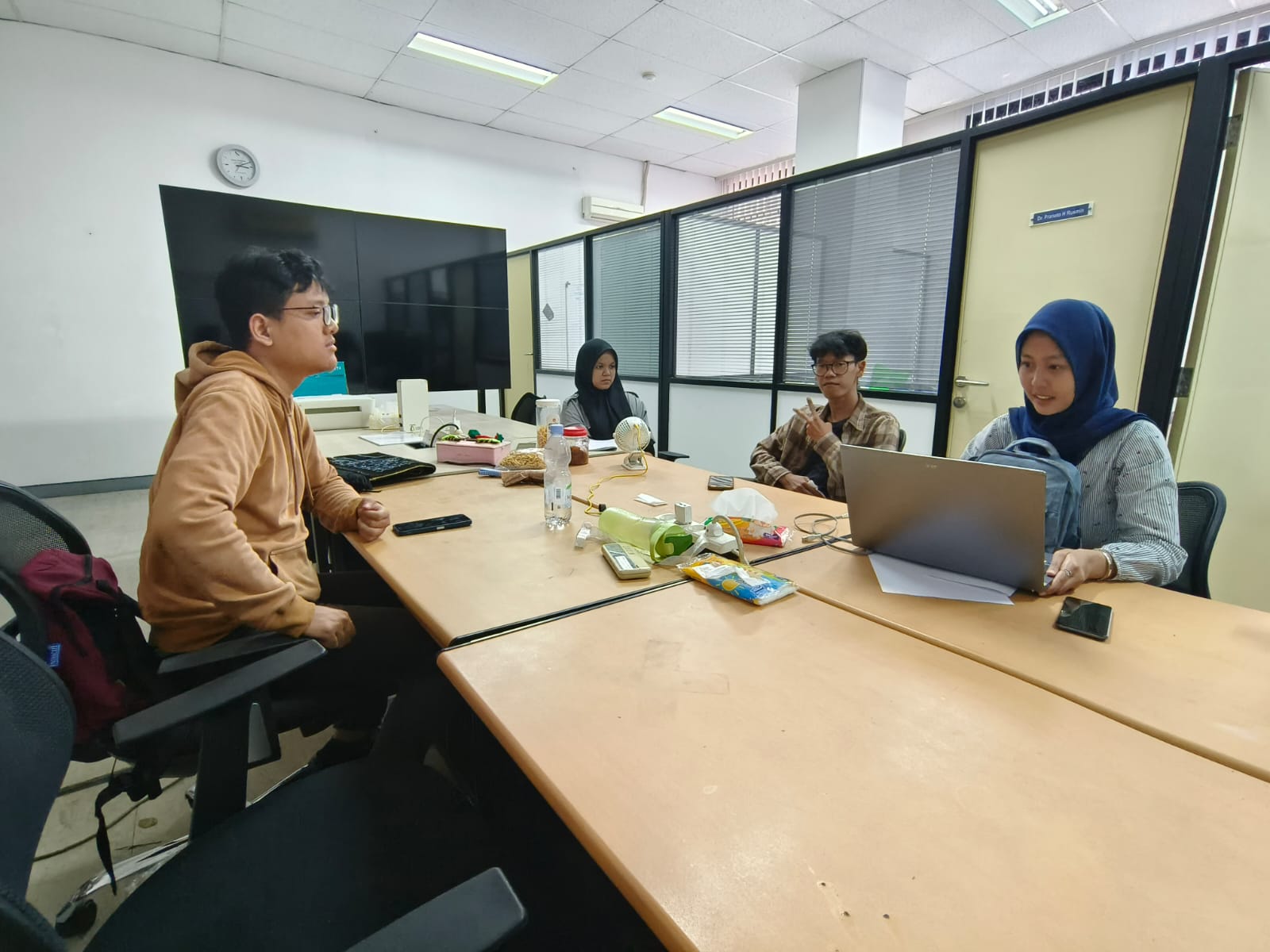 Kegiatan Rapat Koordinasi dan Evaluasi bersama Pak Agus dan Mahasiswa USB dan SMK Al-Falah